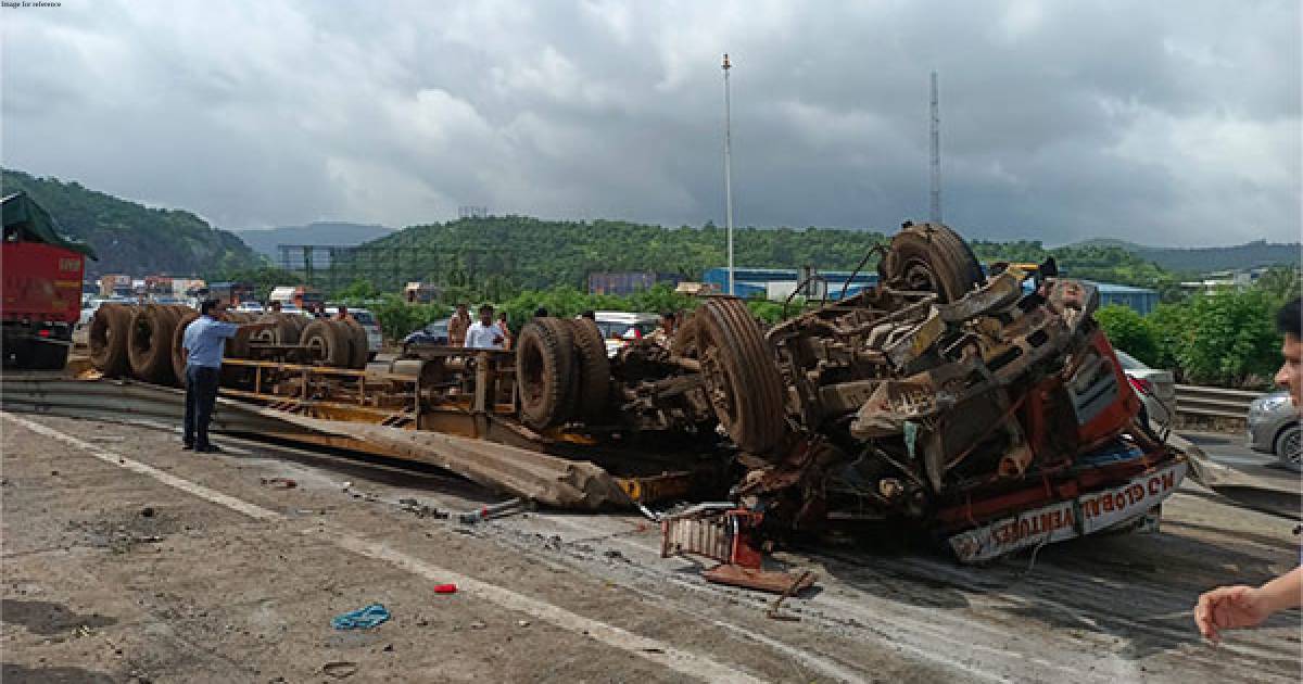 Maharashtra: 2 killed, 4 injured after container overturns on Mumbai-Pune Expressway